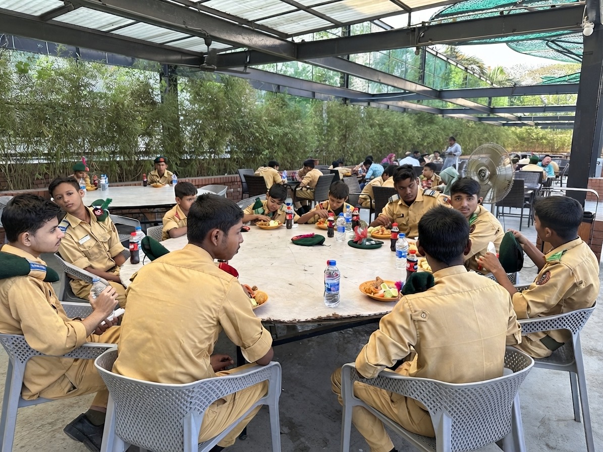 শিক্ষাসফর গিয়ে ক্যাডেটরা একত্রি হয়ে আড্ডা দিচ্ছে