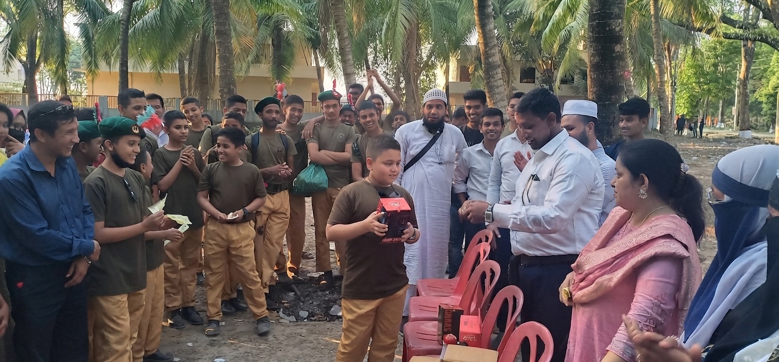শিক্ষা সফরে গিয়ে পুরুষ্কার বিতরণ করছেন প্রধান শিক্ষক
